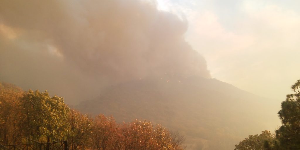 Cerro de El Tajo envuelto se incendia