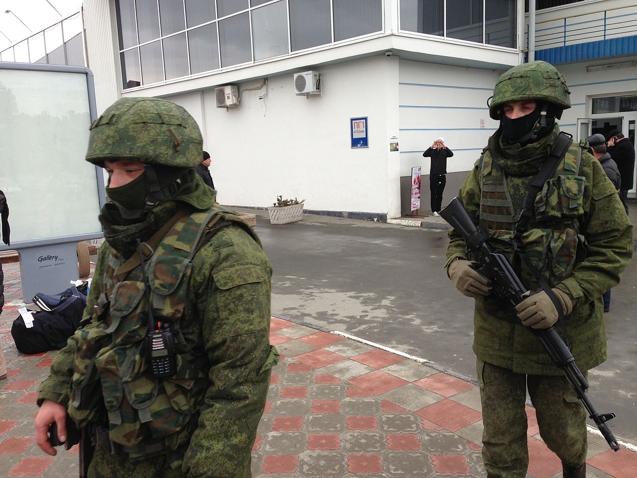 Soldados en el aeropuerto de Simferopol, Crimea, Rusia, durante la operación "Gente Amable". Elizabeth Arrott. 2014.