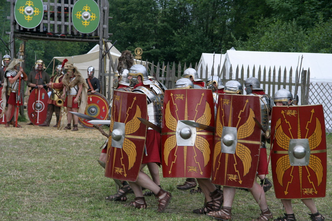 Actores como soldados romanos en formación de combate. Mathias Kabel. 2005. Licencia: https://commons.wikimedia.org/wiki/File:Roman_legion_at_attack_3.jpg