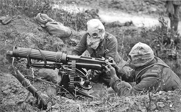 Equipo de operadores de una ametralladora británica Vickers, con cascos antigás de tipo PH, durante la batalla del Somme, en julio de 1916. El que dispara, viste un chaleco acolchado, que le permite cargar la ametralladora. Ésta es una fotografía producida por el gobierno británico y pertenece al dominio público.