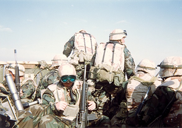 Sección de morteros de 60mm, pelotón de armas, compañía Bravo, 1er Batallón, Tercera División de Marines en transporte durante la fase de operaciones en tierra de la Operación “Tormenta del Desierto”. Esta unidad era parte de la Task Force Ripper. Fotografía tomada en algún lugar cercas del segundo campo minado en el emplazamiento petrolero de Burgan, Kuwait. Febrero de 1991. This file is licensed under the Creative Commons Attribution-Share Alike 3.0 Unported license. Attribution: Leonard J. DeFrancisci