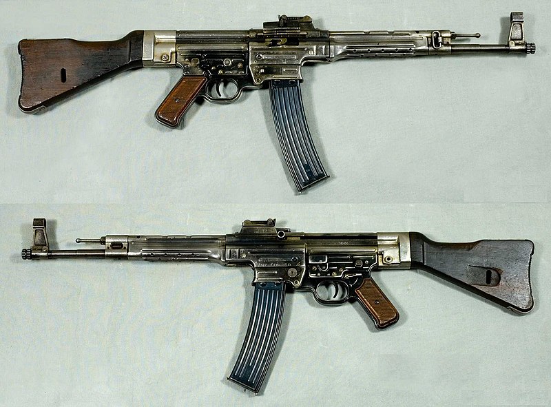 MP44 (Sturmgewehr 44), Alemaniay. Calibre 8x33mm Kurz- De la colección de Armémuseum (Museo del Ejército Sueco), Estocolmo. Dominio público.