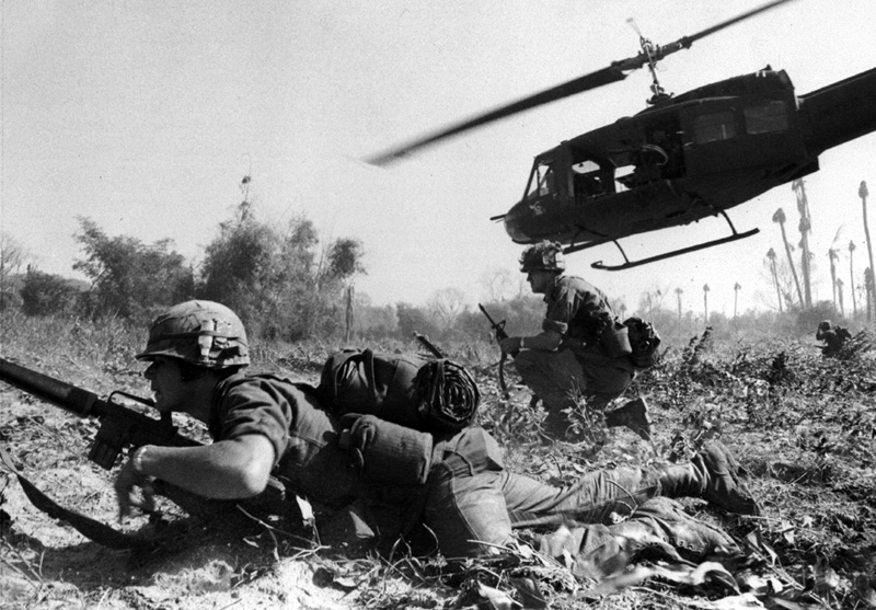 Operaciones de combate en el valle de Ia Drang, Vietnam. Noviembre de 1965. Dominio público.