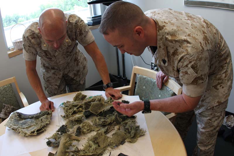 9 de julio de 2009. Marines estadunidenses reacomodan con sumo cuidado el casco que el soldado Jason Dunham utilizó para absorver la explosión de una granada en las calles de Iraq, en 2004. Dominio público.