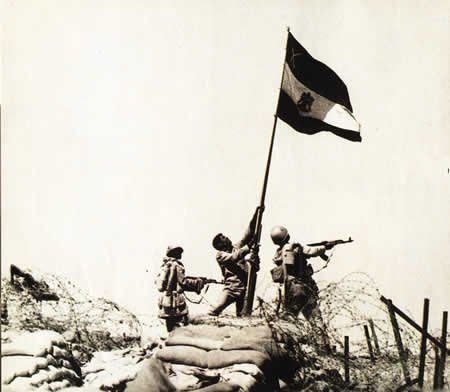 1973 Guerra del Yom Kippur. Soldados egipcios hizando su bandera en el Sinaí. Dominio público.